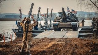 Czołgi M1A2 Abrams podczas przeprawy.