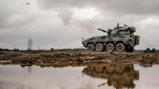 Moździerz samobieżny M120K Rak strzela na poligonie.