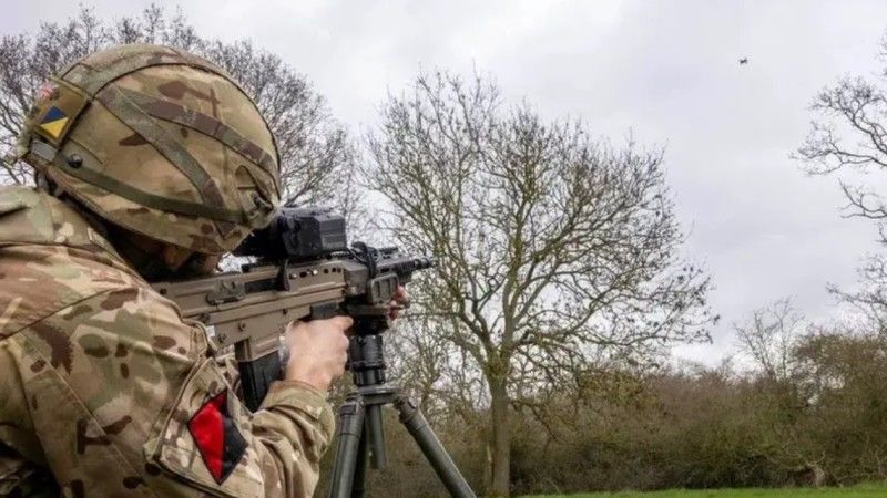 Brytyjski żołnierz podczas strzelania do dronu z wykorzystaniem modułu celowniczego SMASH X4