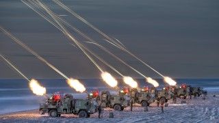 Jednostki ogniowe systemu przeciwlotniczego PSR-A Pilica strzelają z armat kal. 23 mm.