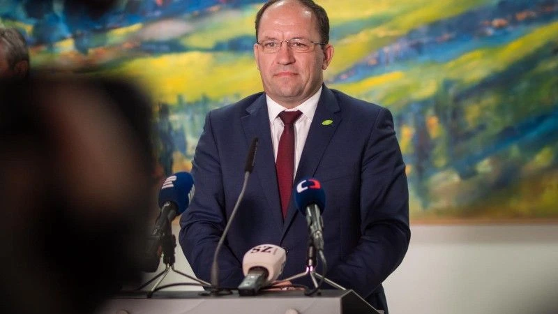 Marek Výborný stoi za mównicą