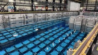 Basen ze zużytym paliwem jądrowym w zakładzie Orano La Hague