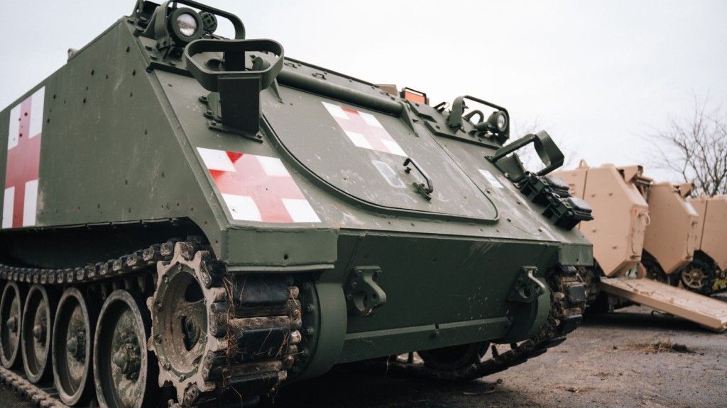 Transportery opancerzone M113 we wariancie wozu ewakuacji medycznej.
