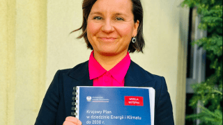 Urszula Zielińska trzyma wydrukowaną wersję zaktualizowanego KPEiK