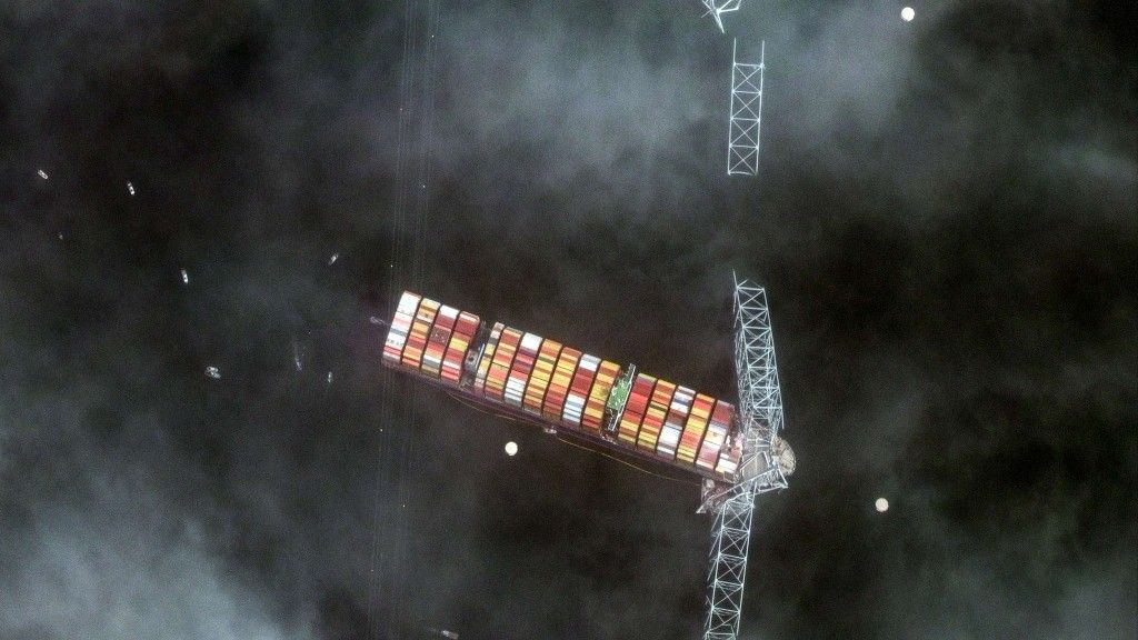 Zbliżenie na moment uderzenia statku handlowego w most Key w Baltimore