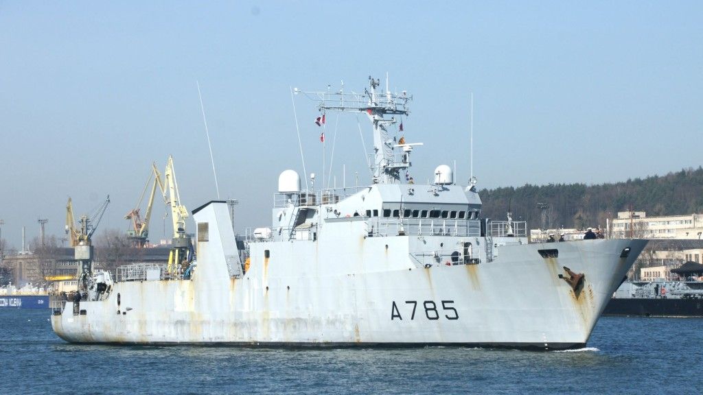 Francuski okręt badawczy Thétis (A 785) wychodzi z Gdyni.