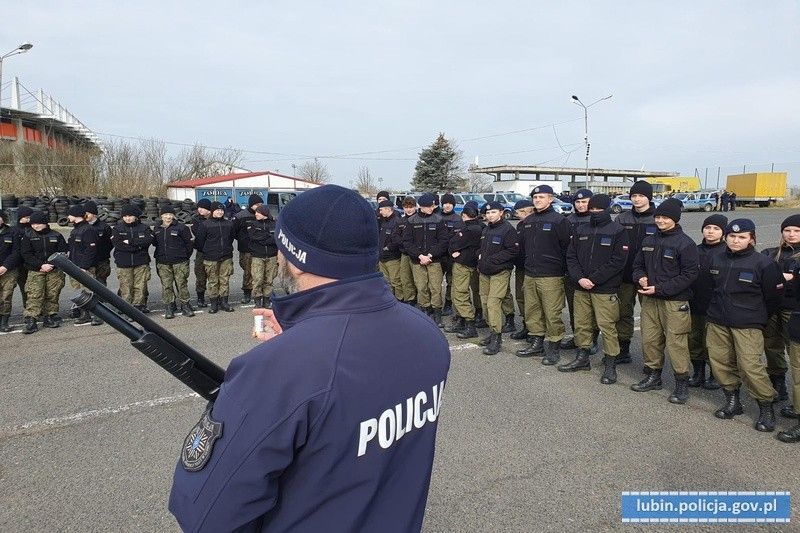 MSWiA inwestuje w kandydatów do służby. Prawie 10 tys. uczniów w mundurach