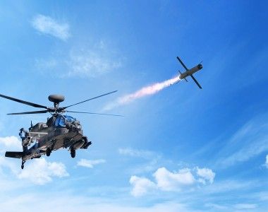 Wizualizacja wystrzelenia przeciwpancernego pocisku kierowanego Spike NLOS ze śmigłowca szturmowego AH-64 Apache.