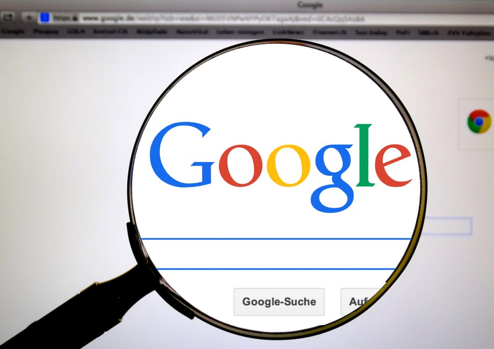 Scam i reklamy polityczne. Google podaje liczby