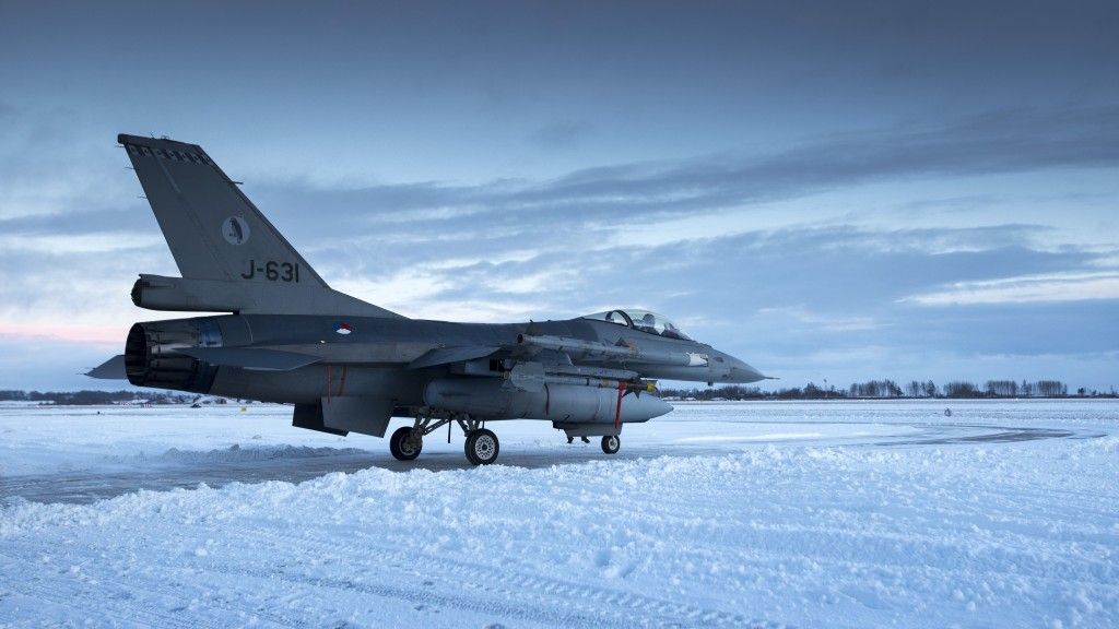 Holenderski F-16 kołuje w bazie lotniczej w Szawlach na Litwie.