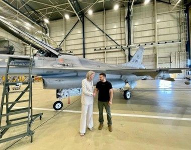 Prezydent Ukrainy Wołodymyr Zełenski i holenderska minister obrony Kajsa Ollongren przy F-16 Królewskich Holenderskich Sił Powietrznych w bazie lotniczej Eindhoven.