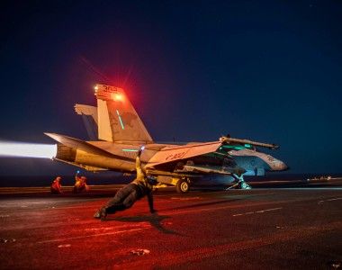 Amerykański F/A-18 startuje z lotniskowca US Navy w celu przeprowadzenia ataków na Huti