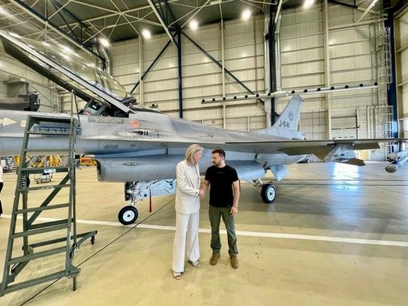 Prezydent Ukrainy Wołodymyr Zełenski i holenderska minister obrony Kajsa Ollongren przy F-16 Królewskich Holenderskich Sił Powietrznych w bazie lotniczej Eindhoven.