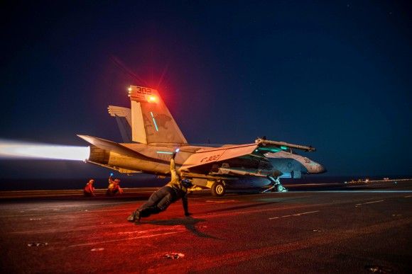 Amerykański F/A-18 startuje z lotniskowca US Navy w celu przeprowadzenia ataków na Huti