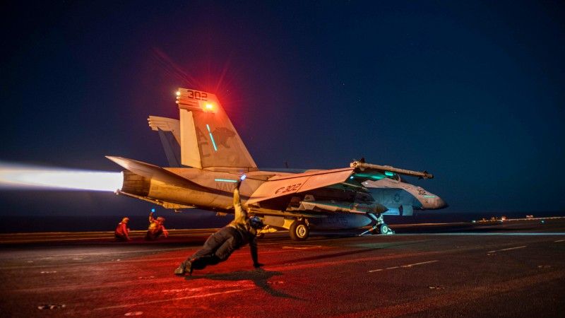 Amerykański F/A-18 startuje z lotniskowca US Navy w celu przeprowadzenia ataków na Huti