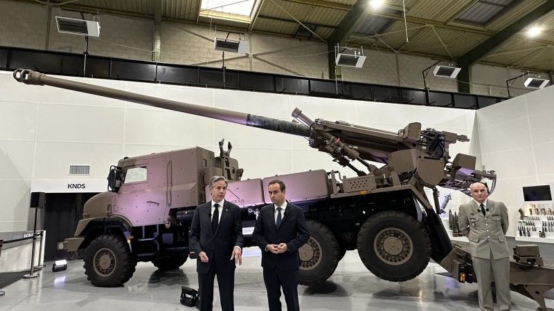 Sekretarz Stanu USA Antony Blinken (po lewej) oraz minister obrony Francji Sebastian Lecornu (po prawej) oraz podczas wizyty w zakładach KNDS Nexter.