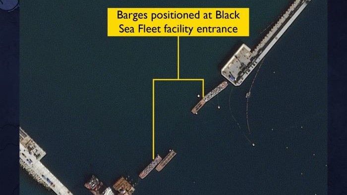 Barki blokujące wejście do wojskowej bazy morskiej w Noworosyjsku