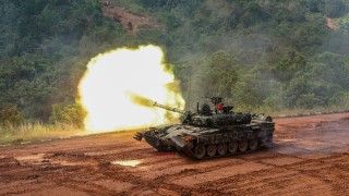 Czołg PT-91M Pendekar ("Wojownik") należący do malezyjskiego Królewskiego Korpusu Pancernego na ćwiczeniach w 2020 roku.