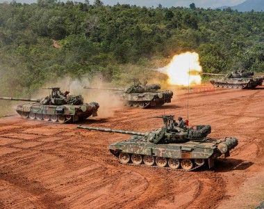 Czołgi PT-91M Pendekar (mal. "Wojownik") należące do malezyjskiego Królewskiego Korpusu Pancernego na ćwiczeniach w 2020 roku.