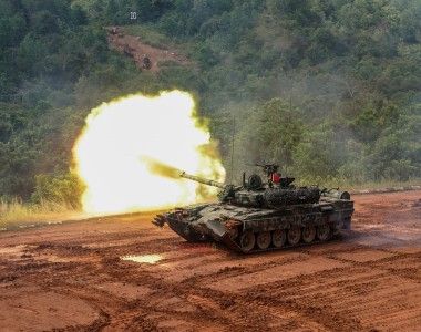 Czołg PT-91M Pendekar ("Wojownik") należący do malezyjskiego Królewskiego Korpusu Pancernego na ćwiczeniach w 2020 roku.