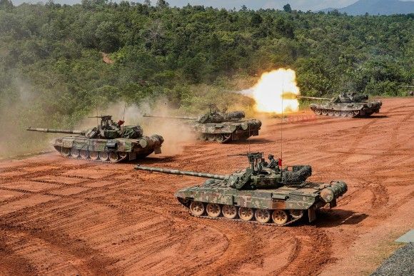 Czołgi PT-91M Pendekar (mal. "Wojownik") należące do malezyjskiego Królewskiego Korpusu Pancernego na ćwiczeniach w 2020 roku.