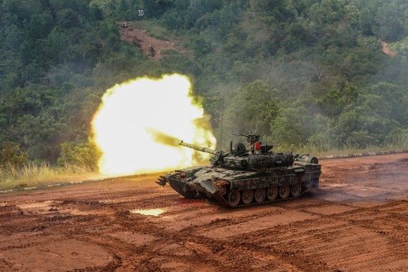 Czołg PT-91M Pendekar ("Wojownik") należący do malezyjskiego Królewskiego Korpusu Pancernego na ćwiczeniach w 2020 roku.