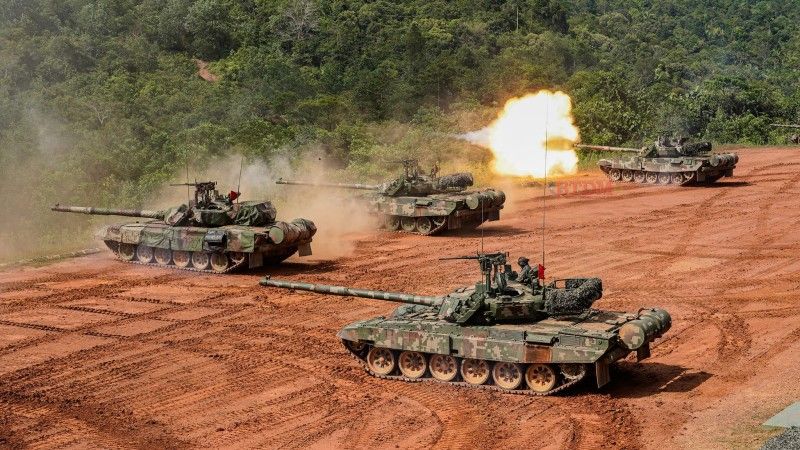 Czołgi PT-91M Pendekar (mal. "Wojownik") należące do malezyjskiego Królewskiego Korpusu Pancernego na ćwiczeniach w 2020 roku.