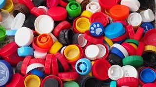 Zebrane kolorowe plastikowe nakrętki