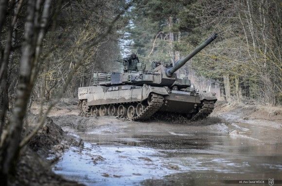 Polski czołg K2 Black Panther należący do 20 Bartoszyckiej Brygady Zmechanizowanej na poligonie w Orzyszu.