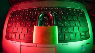 W Zakładzie Ubezpieczeń Społecznych doszło do wycieku danych osobowych blisko 300 płatników. Co zostało ujawnione i jak zareagowała instytucja?