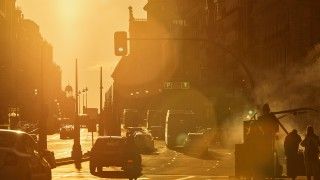 samochody jadące ulicą o zachodzie słońca