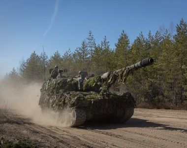 (alt) Należąca do Batalionu Artylerii Sił Obronnych Estonii armatohaubica samobieżna K9EST Kõu na ćwiczeniach.