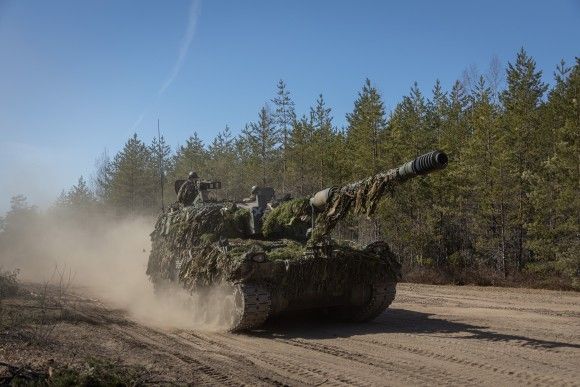 (alt) Należąca do Batalionu Artylerii Sił Obronnych Estonii armatohaubica samobieżna K9EST Kõu na ćwiczeniach.