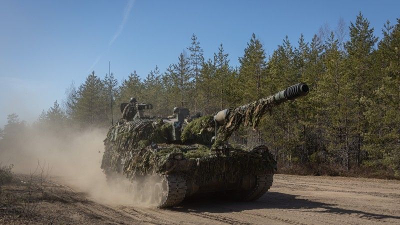 (alt) Należąca do Batalionu Artylerii Sił Obronnych Estonii armatohaubica samobieżna K9EST Kõu na ćwiczeniach.