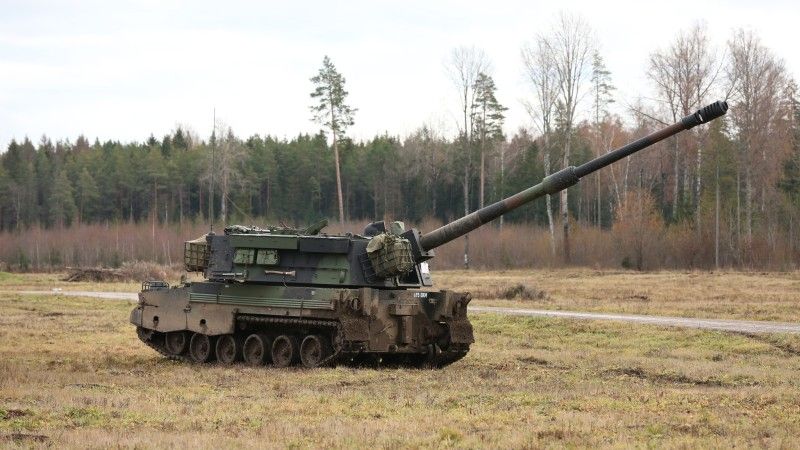Należąca do Batalionu Artylerii Sił Obronnych Estonii armatohaubica samobieżna K9EST Kõu na ćwiczeniach.