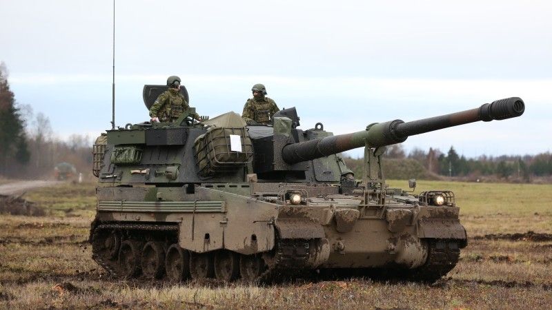Należąca do Batalionu Artylerii Sił Obronnych Estonii armatohaubica samobieżna K9EST Kõu na ćwiczeniach.