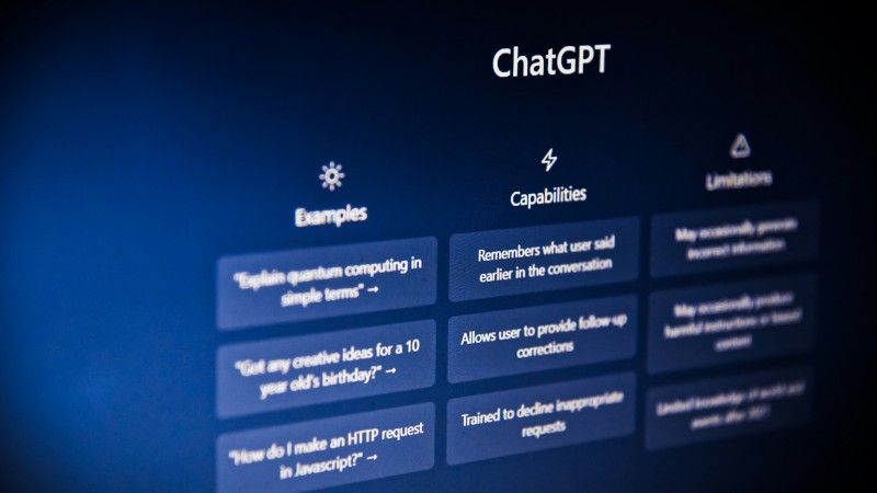 ChatGPT na monitorze komputera