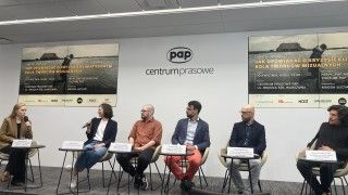 Uczestnicy i prowadząca podczas debaty