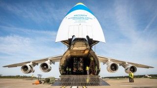Załadunek pojazdów Morskiej Jednostki Rakietowej na pokład Antonowa An-124 Rusłan w drodze na ćwiczenia Sea Shield 24 w Rumunii.