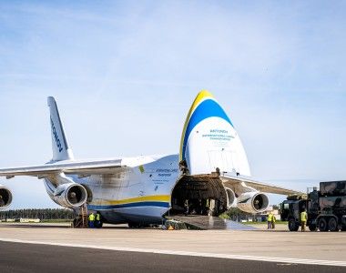 Załadunek pojazdów Morskiej Jednostki Rakietowej na pokład Antonowa An-124 Rusłan w drodze na ćwiczenia Sea Shield 24 w Rumunii.