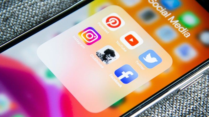 Telefon z ikonami mediów społecznościowych - Facebook, Instagram, YouTube