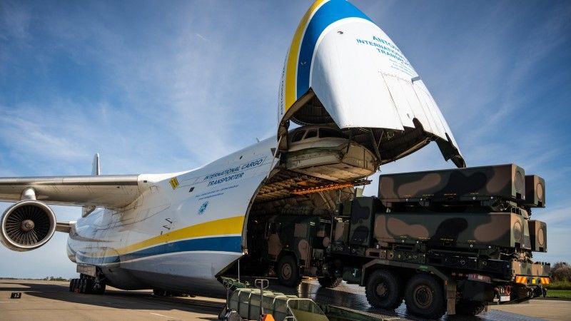 Załadunek pojazdów Morskiej Jednostki Rakietowej na pokład Antonowa An-124 Rusłan w drodze na ćwiczenia Sea Shield 24 w Rumunii.