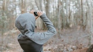 Dziecko korzystają ze sztucznej inteligencji