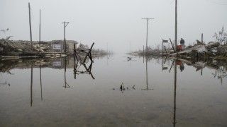 Zalana ulica, infrastruktura zniszczona przez powódź