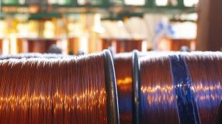 druty miedziane nawinięte na szpulę