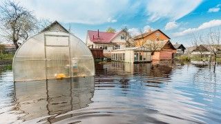 zalane szklarnie i domy na wsi