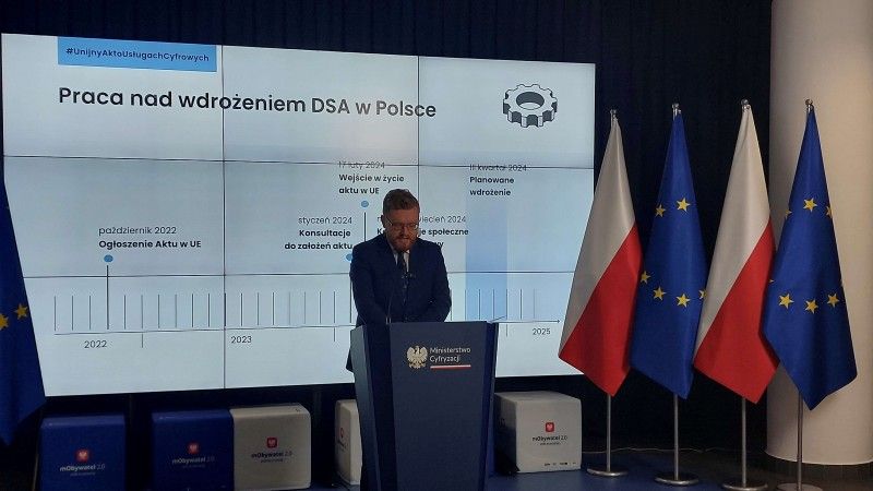 We wtorek w Ministerstwie Cyfryzacji odbyła się konferencja wiceministra Dariusza Standerskiego dot. wyników konsultacji społecznych wdrożenia DSA w Polsce