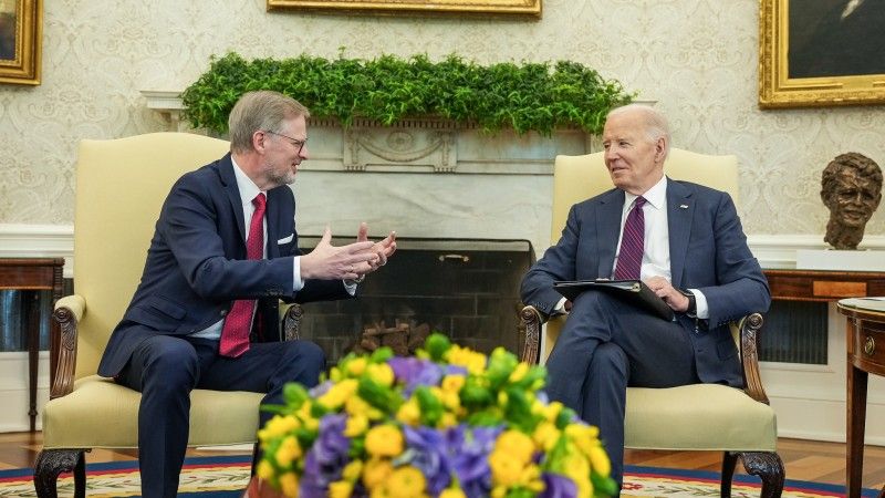 Premier Czech Petr Fiala i prezydent USA Joe Biden podczas wspólnego spotkania w Białym Domu.
