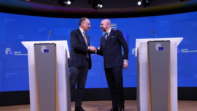 Charles Michel i Enrico Letta na wystąpieniu przed szczytem Rady Europejskiej, 17.04.2024