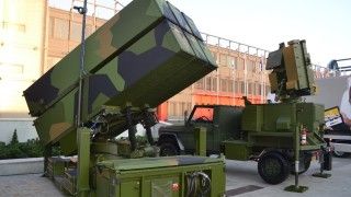 Wyrzutnia systemu NASAMS mogłaby teoretycznie działać zarówno w systemie IRIS-T jak i Narew